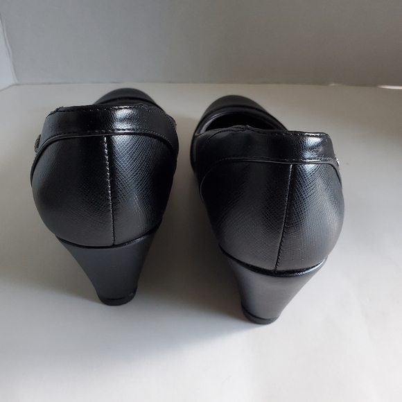 LifeStride Women's Dreams Wedge Pump, Black, 6 Wide - Picture 6 of 7